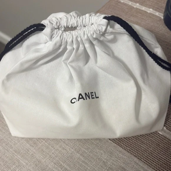 CHANEL La Base Matifiante in Black and Gold